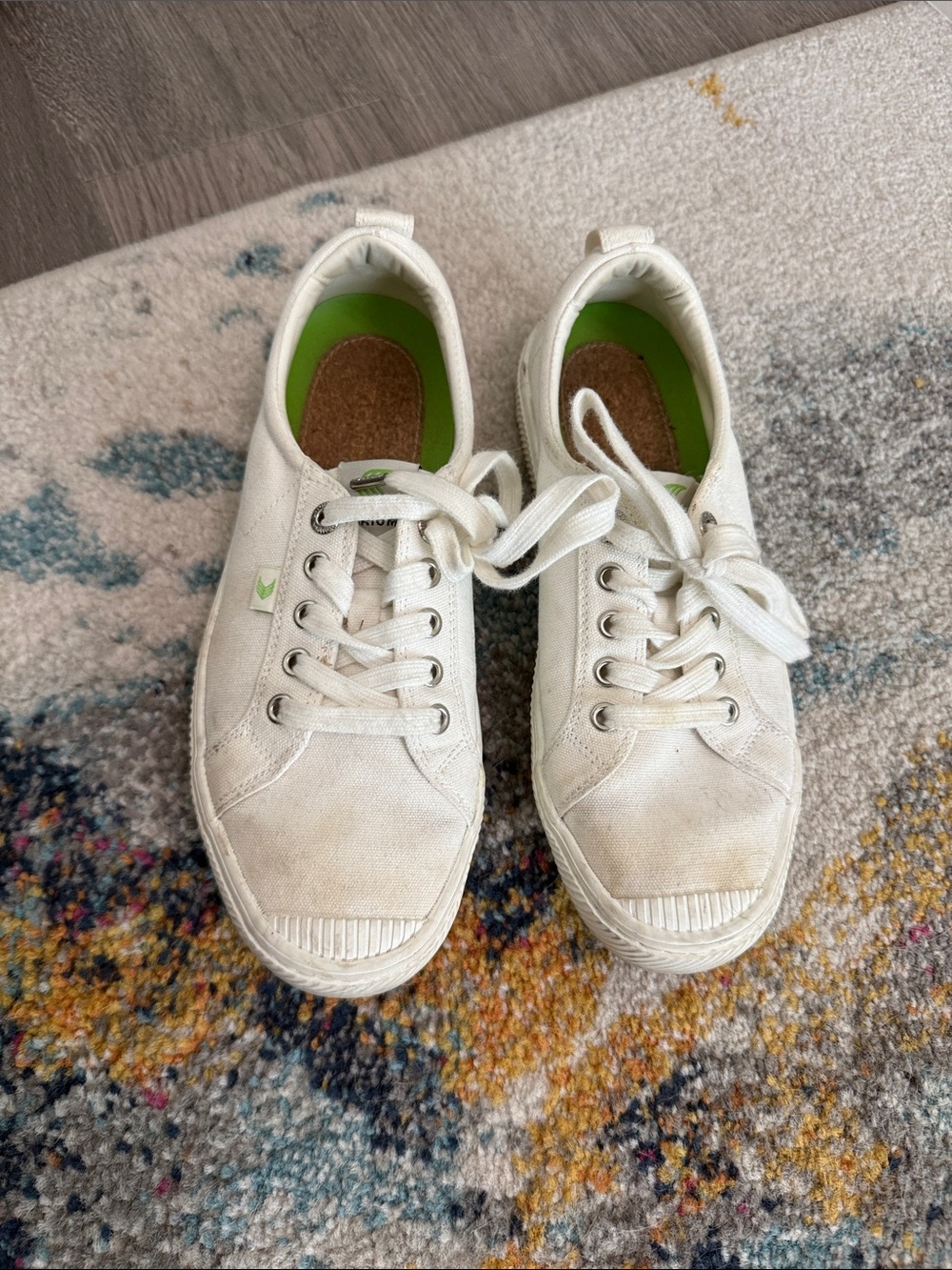 Cariuma White Canvas Low-Top Sneakers with Green Insole